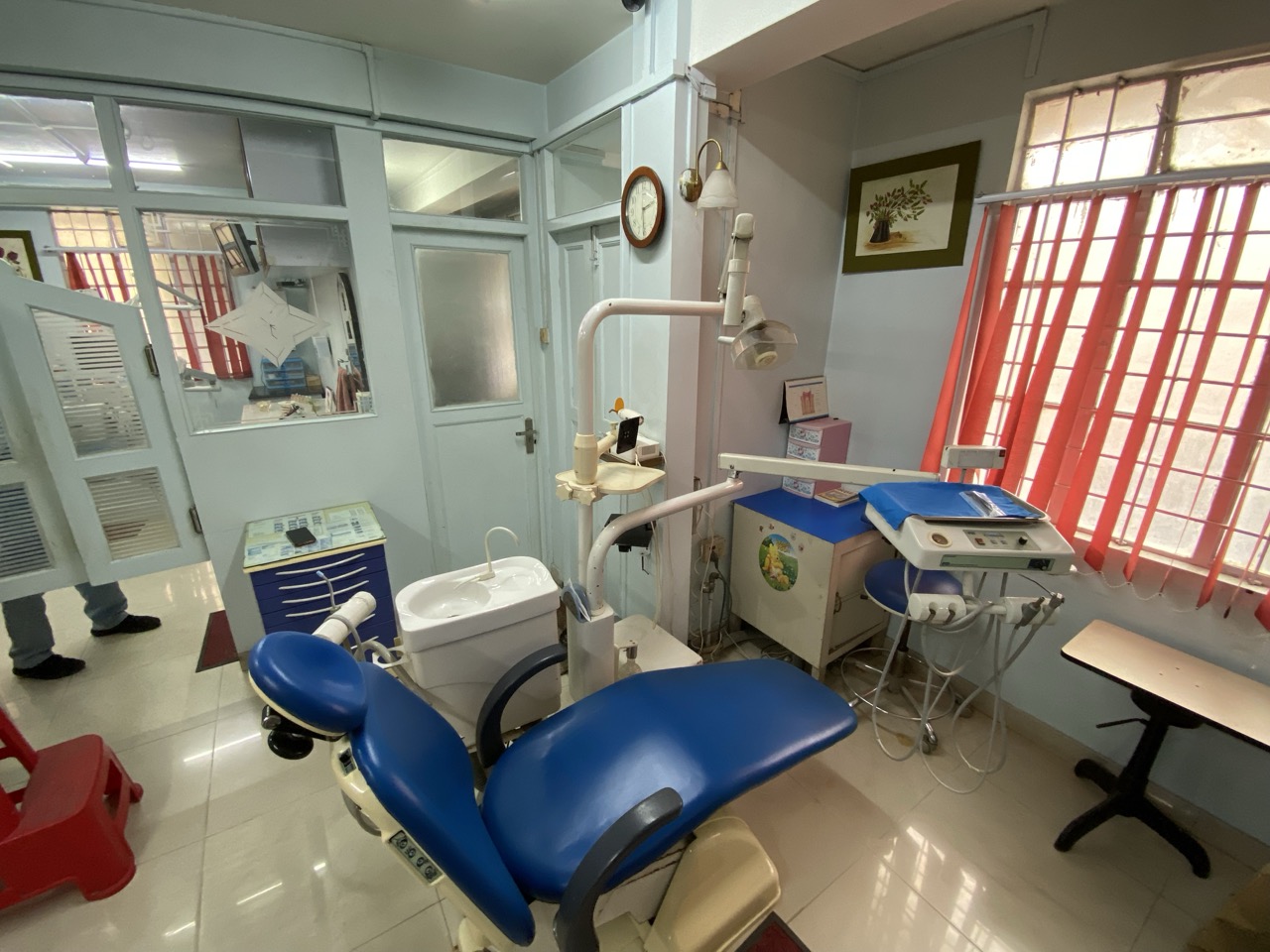 Compact treatment setup with blue dental chair