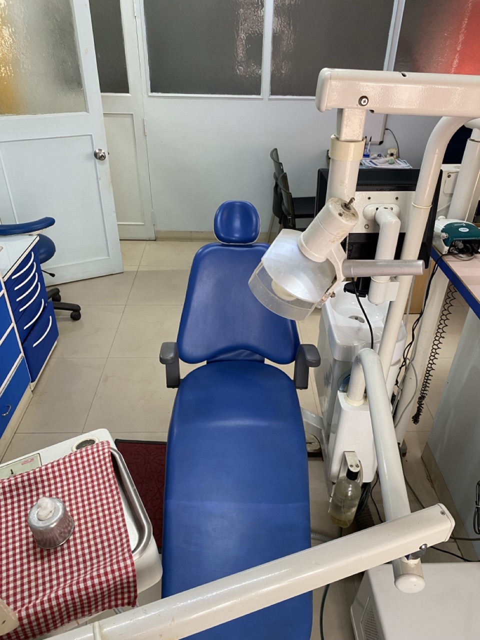 Treatment room with chair and supporting cabinetry