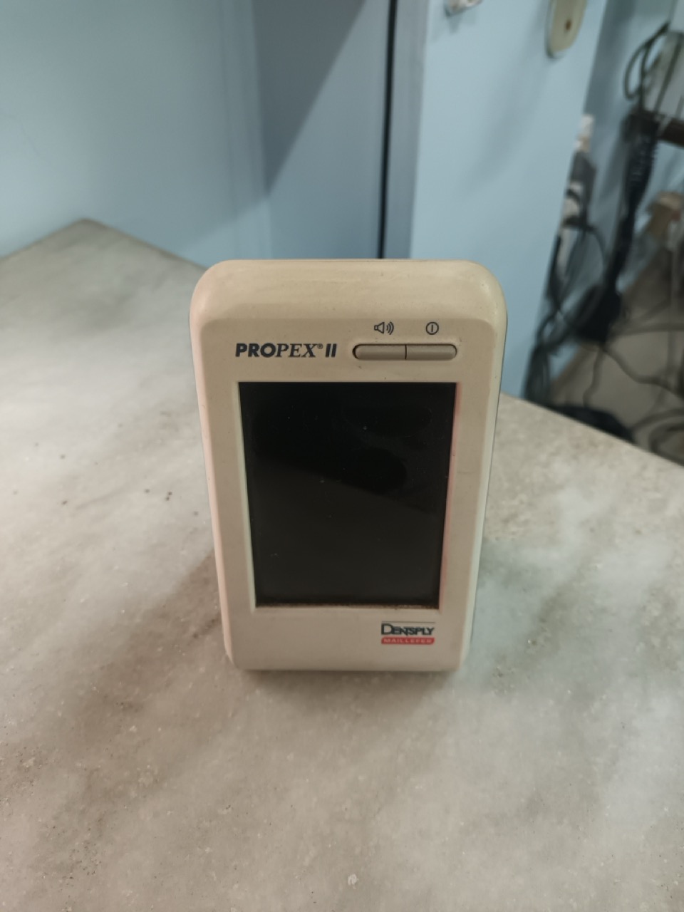 Root canal apex locator used in dental procedures